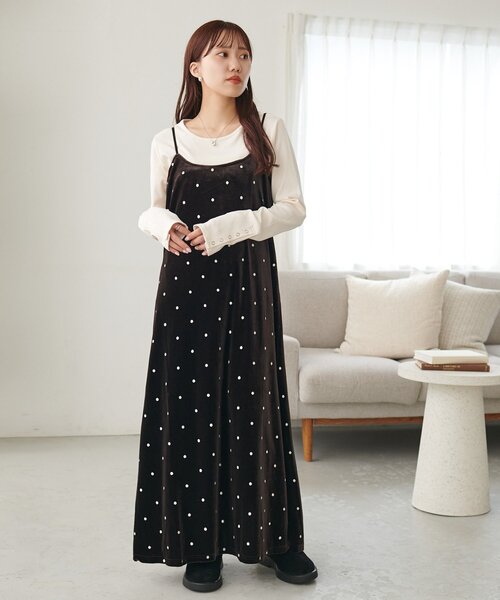DISCOAT(ディスコート)の「ドット刺繍ベロアキャミワンピース(ワンピース・レディース・ブラック/ブラウン・FREE)」の1枚目の写真