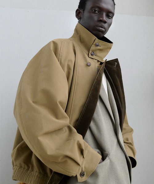 IRENISA(イレニサ)の「【irenisa/イレニサ】別注STAND COLLAR ZIP BLOUSON(ブルゾン・メンズ・ベージュ/ダークグレー・3/2)」の1枚目の写真