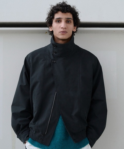 IRENISA(イレニサ)の「【irenisa/イレニサ】別注STAND COLLAR ZIP BLOUSON(ブルゾン・メンズ・ベージュ/ダークグレー・3/2)」の2枚目の写真