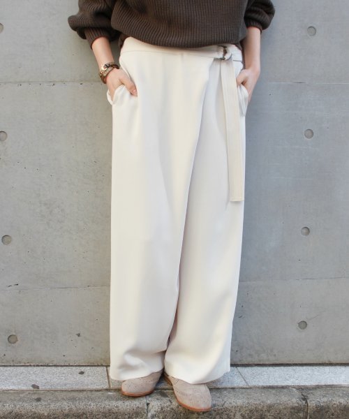journal standard L'essage（ジャーナルスタンダードレサージュ）の「ダブルサテンフロントタックパンツ#（その他パンツ・レディース・ホワイト/キャメル/カーキ・36/38）」の2枚目の写真