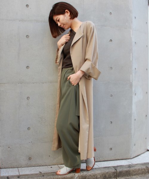 journal standard L'essage（ジャーナルスタンダードレサージュ）の「ダブルサテンフロントタックパンツ#（その他パンツ・レディース・ホワイト/キャメル/カーキ・36/38）」の6枚目の写真