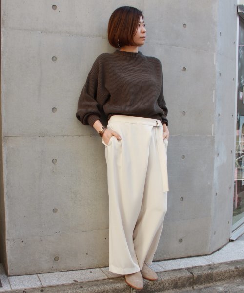 journal standard L'essage（ジャーナルスタンダードレサージュ）の「ダブルサテンフロントタックパンツ#（その他パンツ・レディース・ホワイト/キャメル/カーキ・36/38）」の7枚目の写真