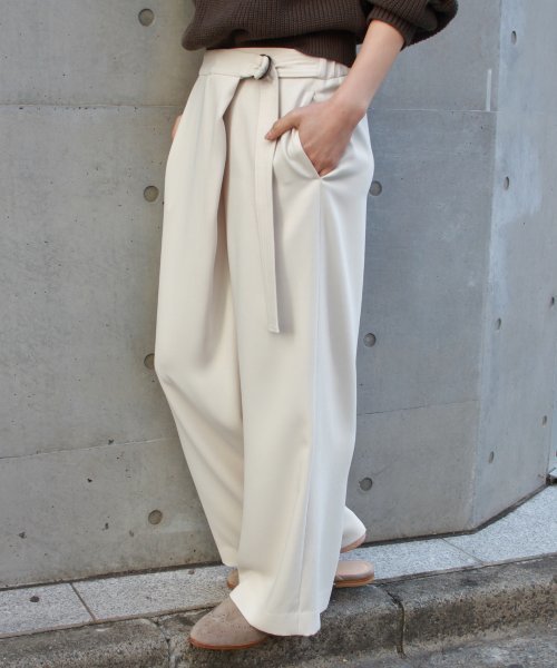 journal standard L'essage（ジャーナルスタンダードレサージュ）の「ダブルサテンフロントタックパンツ#（その他パンツ・レディース・ホワイト/キャメル/カーキ・36/38）」の8枚目の写真
