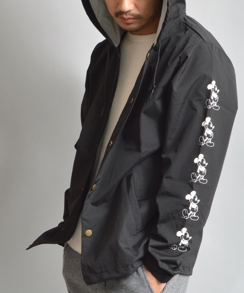 SURF/BRAND（サーフブランド）の「SURF/BRAND サーフブランド Disney（ディズニー）MICKEY ON SLEEVES COARCHES （ナイロンジャケット・メンズ・ブラック/ベージュ・S/L/M）」の2枚目の写真