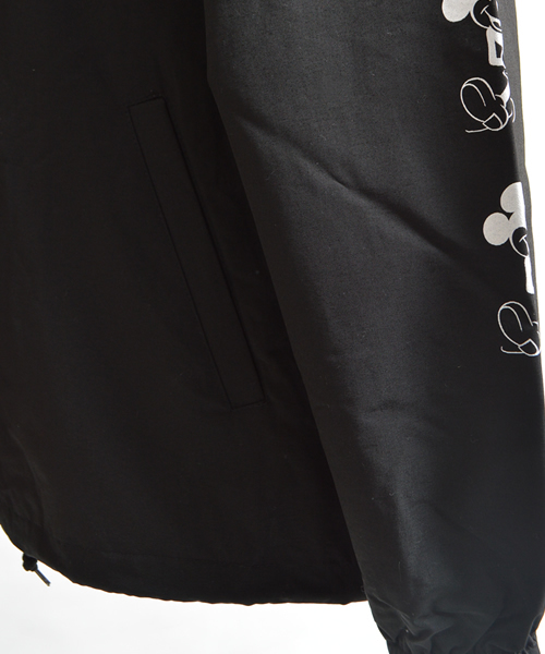 SURF/BRAND（サーフブランド）の「SURF/BRAND サーフブランド Disney（ディズニー）MICKEY ON SLEEVES COARCHES （ナイロンジャケット・メンズ・ブラック/ベージュ・S/L/M）」の6枚目の写真
