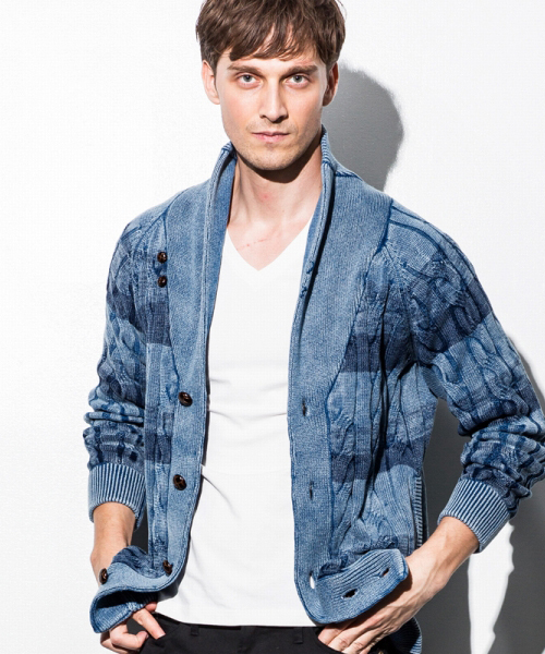 1PIU1UGUALE3  RELAX （ウノピゥウノウグァーレトレ リラックス）の「1PIU1UGUALE3 RELAX(ウノピゥウノウグァーレトレ)先染めケーブルショールカーディガン（カーディガン/ボレロ・メンズ・インディゴブルー・X-LARGE/SMALL/MEDIUM/LARGE）」の2枚目の写真