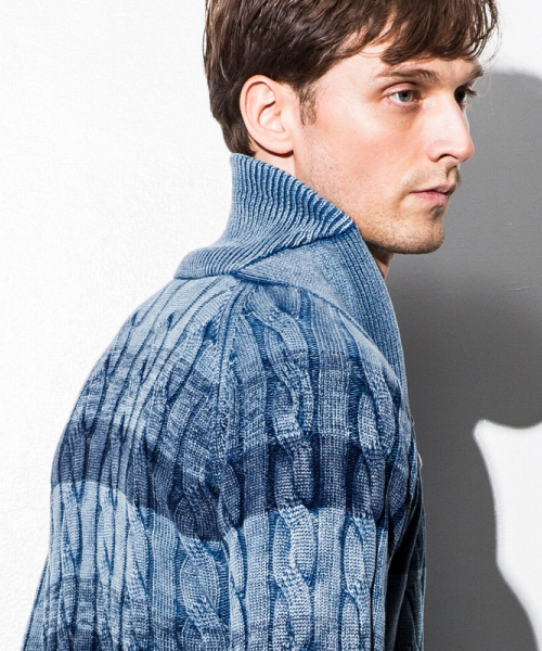 1PIU1UGUALE3  RELAX （ウノピゥウノウグァーレトレ リラックス）の「1PIU1UGUALE3 RELAX(ウノピゥウノウグァーレトレ)先染めケーブルショールカーディガン（カーディガン/ボレロ・メンズ・インディゴブルー・X-LARGE/SMALL/MEDIUM/LARGE）」の5枚目の写真