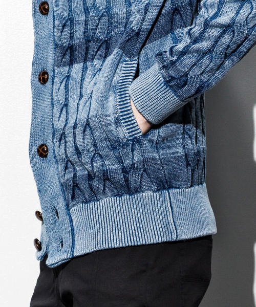 1PIU1UGUALE3  RELAX （ウノピゥウノウグァーレトレ リラックス）の「1PIU1UGUALE3 RELAX(ウノピゥウノウグァーレトレ)先染めケーブルショールカーディガン（カーディガン/ボレロ・メンズ・インディゴブルー・X-LARGE/SMALL/MEDIUM/LARGE）」の7枚目の写真