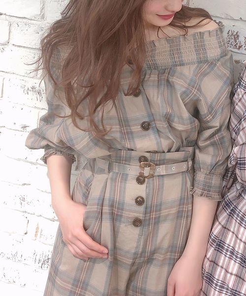 one after another NICE CLAUP(ワンアフターアナザーナイスクラップ)の「シャーリングオフショルブラウス(シャツ/ブラウス・レディース・オフホワイト/ベージュ系その他/ブルー系その他/ピンク系その他・FREE)」の3枚目の写真