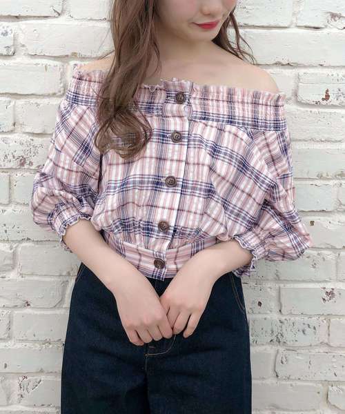 one after another NICE CLAUP(ワンアフターアナザーナイスクラップ)の「シャーリングオフショルブラウス(シャツ/ブラウス・レディース・オフホワイト/ベージュ系その他/ブルー系その他/ピンク系その他・FREE)」の4枚目の写真