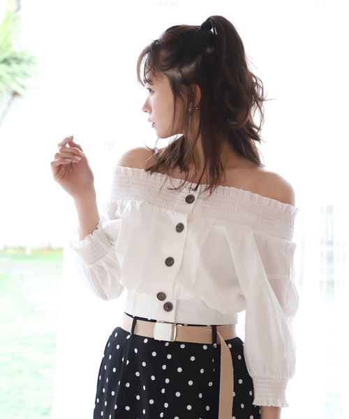 one after another NICE CLAUP(ワンアフターアナザーナイスクラップ)の「シャーリングオフショルブラウス(シャツ/ブラウス・レディース・オフホワイト/ベージュ系その他/ブルー系その他/ピンク系その他・FREE)」の2枚目の写真