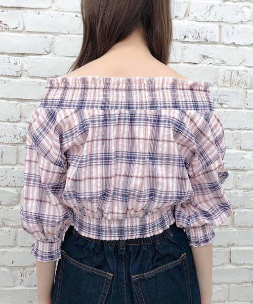 one after another NICE CLAUP(ワンアフターアナザーナイスクラップ)の「シャーリングオフショルブラウス(シャツ/ブラウス・レディース・オフホワイト/ベージュ系その他/ブルー系その他/ピンク系その他・FREE)」の5枚目の写真