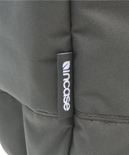 BEAMS（ビームス）の「INCASE / CAMPUS BACKPACK（バックパック/リュック・メンズ・チャコールグレー/ブラック・ONE SIZE）」の6枚目の写真