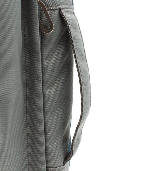 BEAMS（ビームス）の「INCASE / CAMPUS BACKPACK（バックパック/リュック・メンズ・チャコールグレー/ブラック・ONE SIZE）」の7枚目の写真