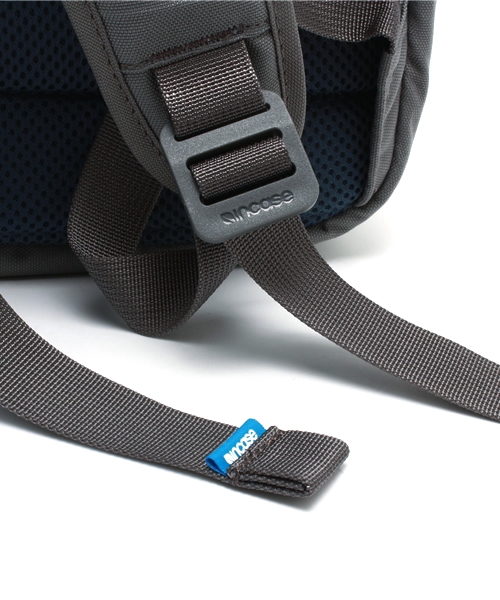 BEAMS（ビームス）の「INCASE / CAMPUS BACKPACK（バックパック/リュック・メンズ・チャコールグレー/ブラック・ONE SIZE）」の9枚目の写真