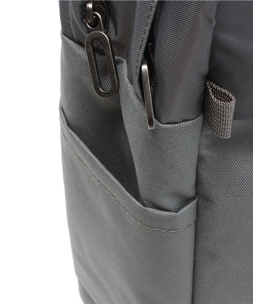 BEAMS（ビームス）の「INCASE / CAMPUS BACKPACK（バックパック/リュック・メンズ・チャコールグレー/ブラック・ONE SIZE）」の10枚目の写真