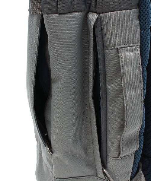 BEAMS（ビームス）の「INCASE / CAMPUS BACKPACK（バックパック/リュック・メンズ・チャコールグレー/ブラック・ONE SIZE）」の11枚目の写真