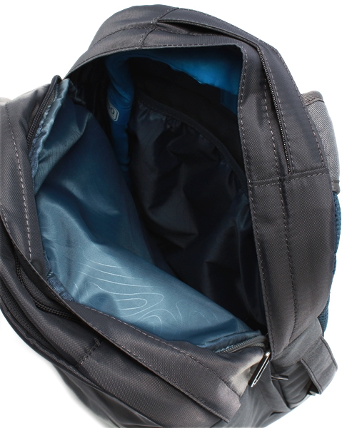 BEAMS（ビームス）の「INCASE / CAMPUS BACKPACK（バックパック/リュック・メンズ・チャコールグレー/ブラック・ONE SIZE）」の3枚目の写真