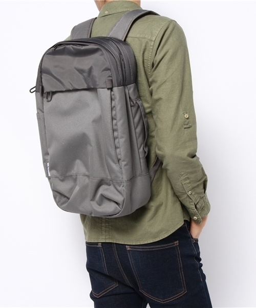 BEAMS（ビームス）の「INCASE / CAMPUS BACKPACK（バックパック/リュック・メンズ・チャコールグレー/ブラック・ONE SIZE）」の15枚目の写真