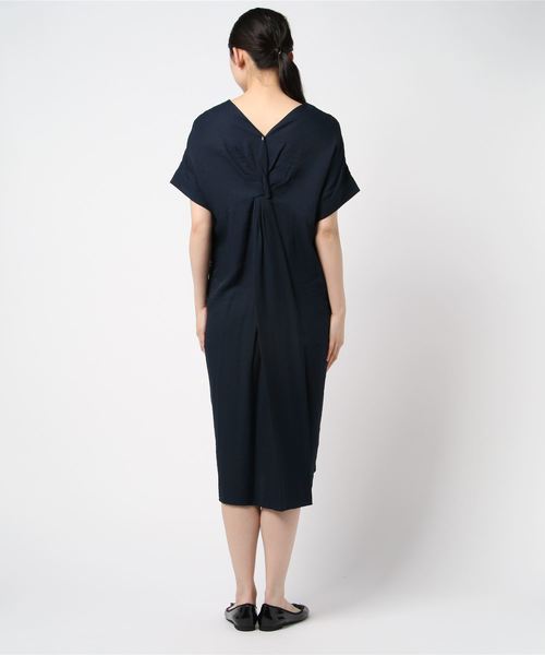 TRUDEA(トルディア)の「バックツイスト シャツワンピース(ワンピース・レディース・ネイビー/グリーン/アイボリー/ワインレッド・MEDIUM)」の5枚目の写真