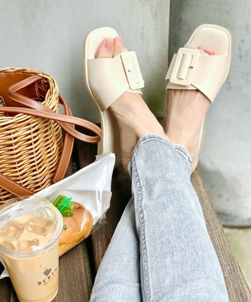 Fin（フィン）の「バックルフラットミュールサンダル（サンダル・レディース・ブラック/ベージュ/アイボリー・LL/S/M/L）」の2枚目の写真