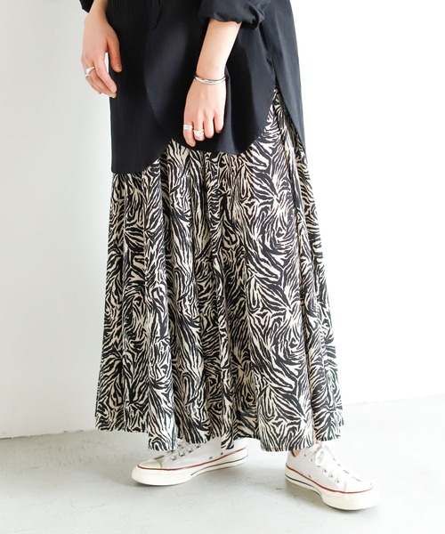 Auntie Rosa Holiday(アンティローザホリデー)の「ゼブラ柄ロングティアードスカート(スカート・レディース・ホワイト/ベージュ/グリーン・FREE)」の7枚目の写真