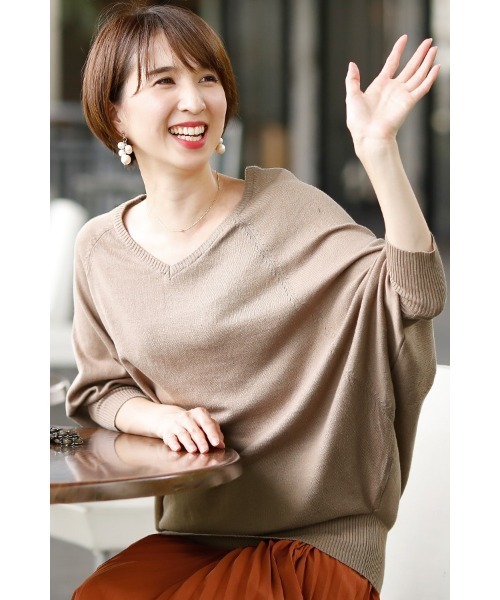 ElegChic(エレグシック)の「Vネックドルマンニットソー(ニット/セーター・レディース・ネイビー/ダークグリーン/グレイッシュベージュ・M/XL/4L)」の22枚目の写真