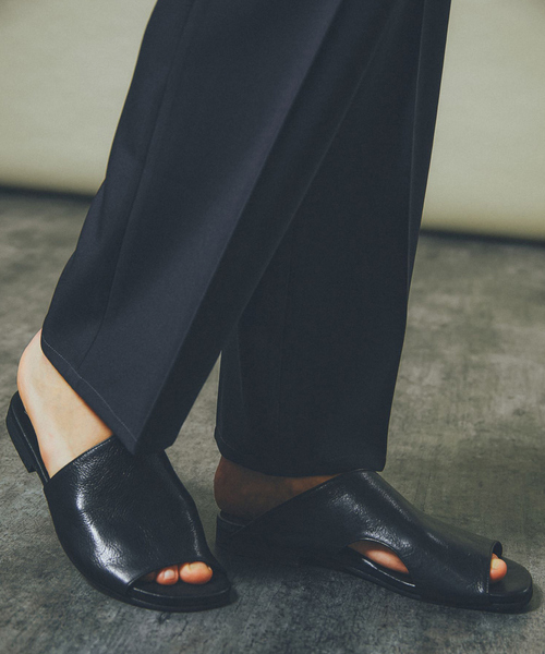 alfredoBANNISTER（アルフレッドバニスター）の「【追加生産】アシメントリー レザー ミュールサンダル（サンダル・メンズ・ブラック・40/41/42/43/44）」の14枚目の写真