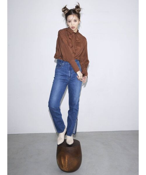 CALNAMUR(カルナムール)の「センタープレススリットデニムパンツ(デニムパンツ・レディース・インディゴブルー/ホワイト・MEDIUM/SMALL)」の8枚目の写真