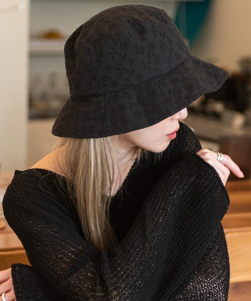 UNE MANSION（ユヌマンション）の「フラワー刺繍生地サマーバケット