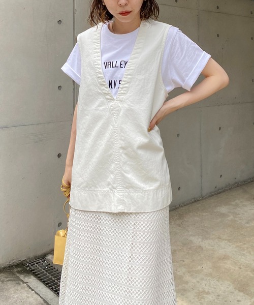 CAPRICIEUX LE'MAGE（カプリシューレマージュ）の「〈WEB限定〉Vネックデニムベスト（ベスト・レディース・ホワイト/インディゴブルー・FREE）」の8枚目の写真