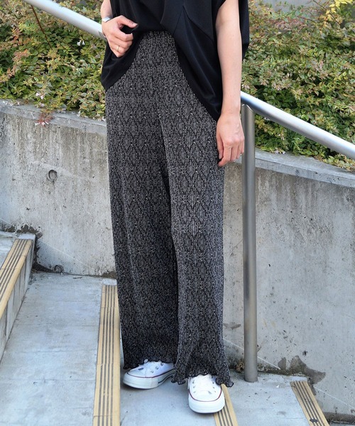 人気特価 NICOLE white（ニコルホワイト）の「ダマスク柄プリーツパンツ パンツ