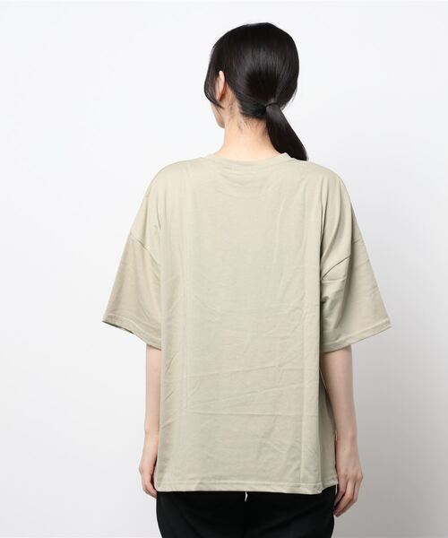 nemne store(ネンネストア)の「きらきら光るプリントTシャツ(Tシャツ/カットソー・レディース・グレー/ベージュ系その他2/グリーン/ホワイト系その他/ブルーグレー/カーキ/オフホワイト/ベージュ系その他3/ベージュ系その他/カーキブラウン・フリー)」の12枚目の写真