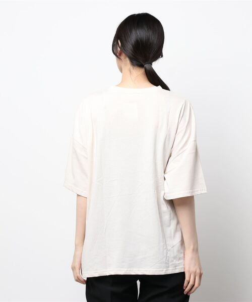 nemne store(ネンネストア)の「きらきら光るプリントTシャツ(Tシャツ/カットソー・レディース・グレー/ベージュ系その他2/グリーン/ホワイト系その他/ブルーグレー/カーキ/オフホワイト/ベージュ系その他3/ベージュ系その他/カーキブラウン・フリー)」の11枚目の写真