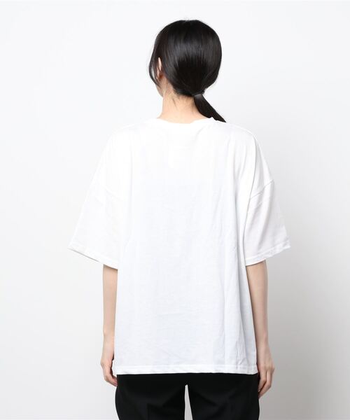 nemne store(ネンネストア)の「きらきら光るプリントTシャツ(Tシャツ/カットソー・レディース・グレー/ベージュ系その他2/グリーン/ホワイト系その他/ブルーグレー/カーキ/オフホワイト/ベージュ系その他3/ベージュ系その他/カーキブラウン・フリー)」の16枚目の写真