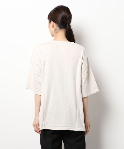 nemne store(ネンネストア)の「きらきら光るプリントTシャツ(Tシャツ/カットソー・レディース・グレー/ベージュ系その他2/グリーン/ホワイト系その他/ブルーグレー/カーキ/オフホワイト/ベージュ系その他3/ベージュ系その他/カーキブラウン・フリー)」の20枚目の写真