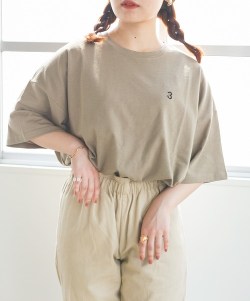 nemne store(ネンネストア)の「きらきら光るプリントTシャツ(Tシャツ/カットソー・レディース・グレー/ベージュ系その他2/グリーン/ホワイト系その他/ブルーグレー/カーキ/オフホワイト/ベージュ系その他3/ベージュ系その他/カーキブラウン・フリー)」の9枚目の写真