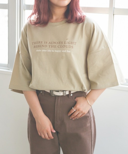 nemne store(ネンネストア)の「きらきら光るプリントTシャツ(Tシャツ/カットソー・レディース・グレー/ベージュ系その他2/グリーン/ホワイト系その他/ブルーグレー/カーキ/オフホワイト/ベージュ系その他3/ベージュ系その他/カーキブラウン・フリー)」の1枚目の写真