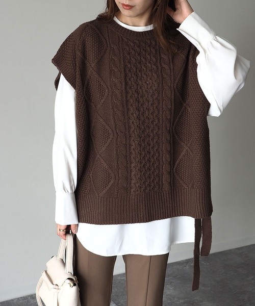 Riberry（リベリー）の「サイドリボンケーブルニットベスト（ベスト・レディース・ブラック/ブラウン/アイボリー/グレイッシュベージュ・MEDIUM）」の3枚目の写真