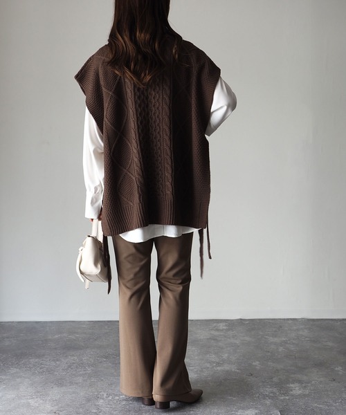 Riberry（リベリー）の「サイドリボンケーブルニットベスト（ベスト・レディース・ブラック/ブラウン/アイボリー/グレイッシュベージュ・MEDIUM）」の5枚目の写真