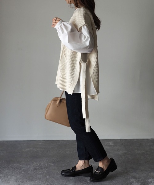 Riberry（リベリー）の「サイドリボンケーブルニットベスト（ベスト・レディース・ブラック/ブラウン/アイボリー/グレイッシュベージュ・MEDIUM）」の7枚目の写真