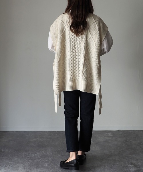 Riberry（リベリー）の「サイドリボンケーブルニットベスト（ベスト・レディース・ブラック/ブラウン/アイボリー/グレイッシュベージュ・MEDIUM）」の20枚目の写真