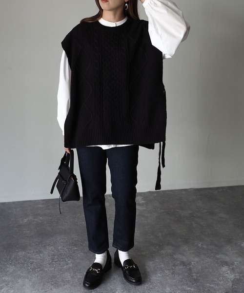 Riberry（リベリー）の「サイドリボンケーブルニットベスト（ベスト・レディース・ブラック/ブラウン/アイボリー/グレイッシュベージュ・MEDIUM）」の13枚目の写真