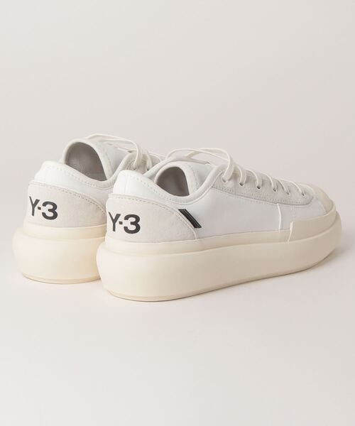 Y-3(ワイスリー)の「Y-3 AJATU COURT LOW(スニーカー・メンズ・ホワイト×ブラック・22.5cm/23.5cm/24.5cm/25.5cm/26.5cm/27.5cm/28.5cm/29.5cm/23.0cm/24.0cm/26.0cm/27.0cm/28.0cm/29.0cm/25.0cm)」の2枚目の写真