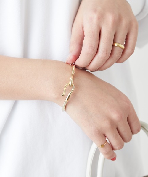 Omekashi（オメカシ）の「ウェーブブレス（ブレスレット・レディース・シルバー/ゴールド・ONE SIZE）」の2枚目の写真