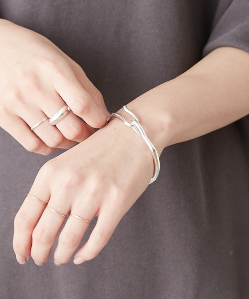 Omekashi（オメカシ）の「ウェーブブレス（ブレスレット・レディース・シルバー/ゴールド・ONE SIZE）」の3枚目の写真