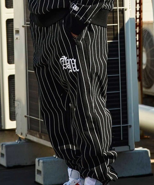 atmos（アトモス）の「atmos OLD ENGLISH SWEAT PANT / アトモス オールドイングリッシュ スウェットパンツ（スウェットパンツ・メンズ・ブラック/ストライプ・M/L/XL/XXL）」の13枚目の写真