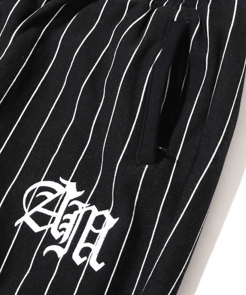 atmos（アトモス）の「atmos OLD ENGLISH SWEAT PANT / アトモス オールドイングリッシュ スウェットパンツ（スウェットパンツ・メンズ・ブラック/ストライプ・M/L/XL/XXL）」の3枚目の写真