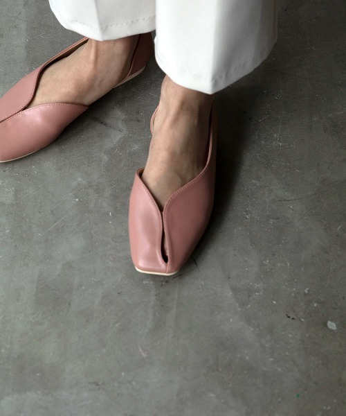 marjour（マージュール）の「SLIT TOE PUMPUS（パンプス・レディース・ブラック/ピンクベージュ・S/M/L/LL）」の2枚目の写真