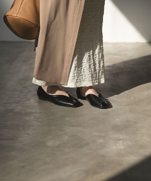 marjour（マージュール）の「SLIT TOE PUMPUS（パンプス・レディース・ブラック/ピンクベージュ・S/M/L/LL）」の3枚目の写真